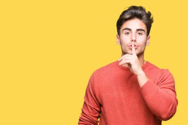 Yakışıklı delikanlı dudaklarında parmak ile sessiz olmanı izole arka plan üzerinde. Sessizlik ve gizli kavramı.