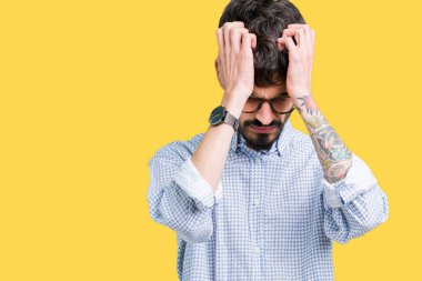 Çünkü çaresiz ve stresli baş ağrısı acı izole arka plan üzerinde gözlüklü genç yakışıklı adam ağrı ve migren. Ellerini kafasına.