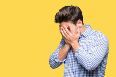 Yüzünü elleriyle ağlayarak süre kapsayan üzgün ifade ile izole arka plan üzerinde genç yakışıklı iş adamı. Depresyon kavramı.