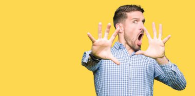 Korkuyor ve dehşet korku ifade dur hareketi el ile ile mavi gözlü yakışıklı iş adamı şokta bağırarak. Panik kavramı.