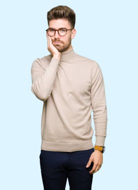 Seyir yorgun ve çapraz kolları olan depresyon sorunları ile sıkılmış düşünme gözlüklü genç yakışıklı iş adamı.