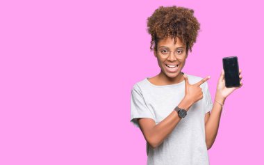 İzole arka el ve parmak ile işaret çok mutlu üzerinde akıllı telefon kullanan genç Afro-Amerikan kadın
