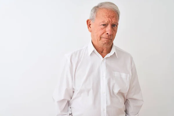 Starší Šedovlasý Muž Elegantní Košili Který Stál Nad Izolovaným Bílým — Stock fotografie