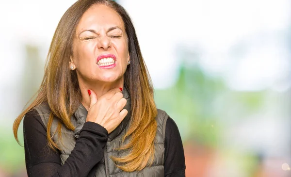 Gyönyörű Középkorú Visel Téli Mellény Érintése Fájdalmas Nyak Torokfájás Influenza — Stock Fotó