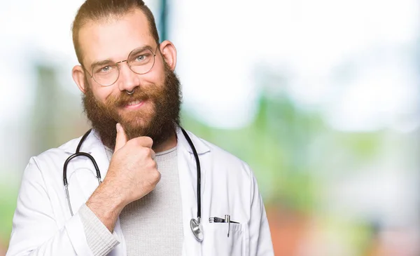 Homem Médico Loiro Jovem Com Barba Vestindo Casaco Médico Olhando — Fotografia de Stock