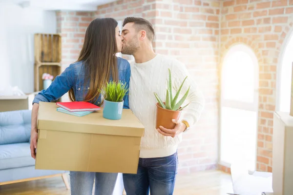 Mooie Jonge Paar Verhuizen Naar Een Nieuw Huis Glimlachend Gelukkig — Stockfoto
