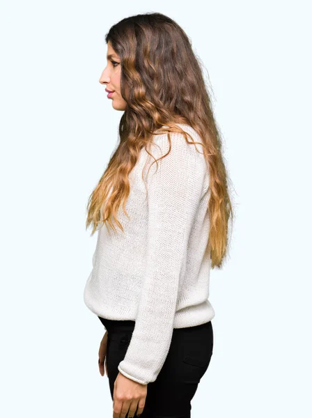Młoda Piękna Kobieta Sobie Biały Sweter Patrząc Bok Zrelaksować Się — Zdjęcie stockowe