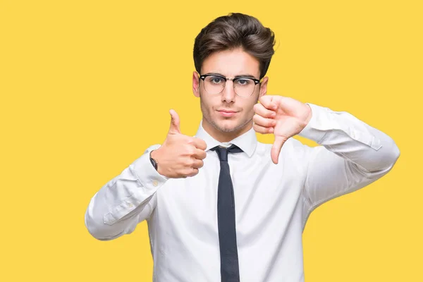 Joven Hombre Negocios Con Gafas Sobre Fondo Aislado Haciendo Pulgares —  Fotos de Stock