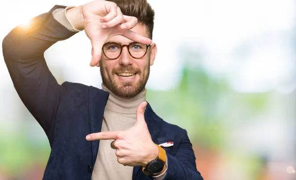 Joven Hombre Negocios Guapo Con Gafas Sonrientes Haciendo Montura Con — Foto de Stock