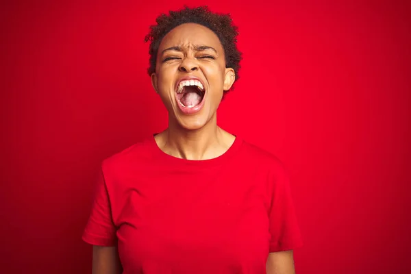 Joven Mujer Afroamericana Hermosa Con Pelo Afro Sobre Fondo Rojo — Foto de Stock