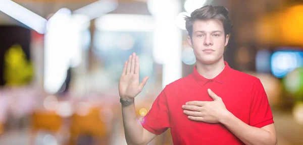 Junger Gutaussehender Mann Mit Rotem Shirt Vor Isoliertem Hintergrund Der — Stockfoto