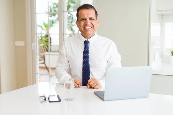 Homem Negócios Meia Idade Trabalhando Com Laptop Computador Com Sorriso — Fotografia de Stock