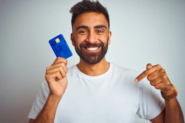 Ung Indisk Kund Man Holding Kreditkort Stående Över Isolerad Vit — Stockfoto
