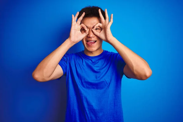Jonge Aziatische Chinese Man Dragen Shirt Staande Geïsoleerde Blauwe Achtergrond — Stockfoto