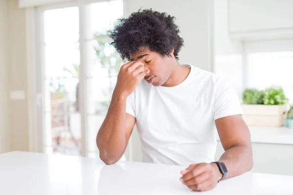 Hombre Afroamericano Joven Con Camiseta Blanca Casual Sentado Casa Cansado — Foto de Stock