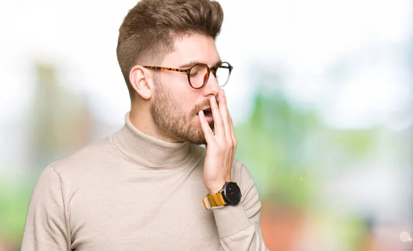 Giovane Uomo Affari Bello Con Gli Occhiali Annoiato Sbadigliando Stanco — Foto Stock