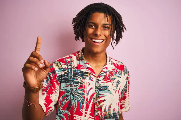 Afro Homem Com Dreadlocks Férias Vestindo Camisa Floral Sobre Fundo — Fotografia de Stock