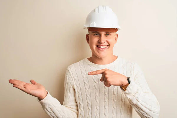 Bonito Arquiteto Homem Vestindo Capacete Segurança Sobre Fundo Branco Isolado — Fotografia de Stock