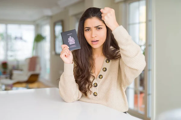 Νεαρή Γυναίκα Που Κρατά Διαβατήριο Του Καναδά Ενοχλημένος Και Απογοητευμένοι — Φωτογραφία Αρχείου