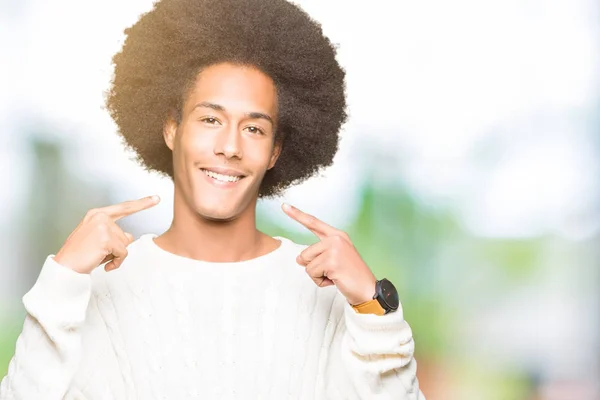 Unga Afroamerikanska Man Med Afro Hår Vinter Tröja Leende Självsäker — Stockfoto