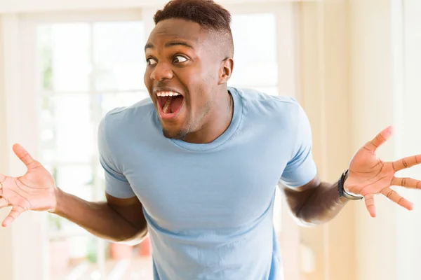 Hombre Afroamericano Gritando Muy Emocionado Celebrando Éxito Victoria Sonriendo Feliz —  Fotos de Stock