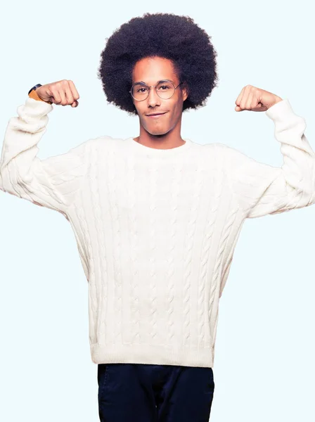 Joven Hombre Afroamericano Con Pelo Afro Usando Gafas Que Muestran —  Fotos de Stock