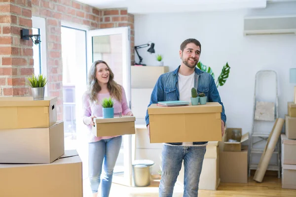 Junges schönes Paar sehr glücklich zusammen hält Pappschachtel — Stockfoto