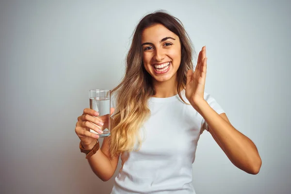 Jonge Mooie Vrouw Drinken Van Een Glas Water Witte Geïsoleerde — Stockfoto