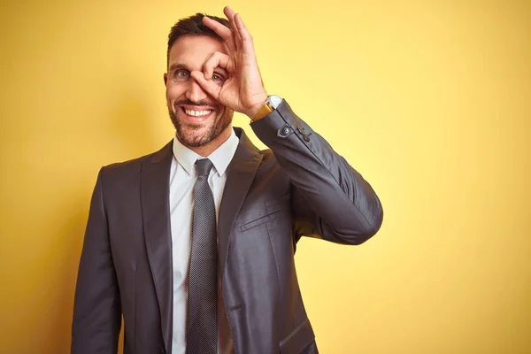 Jonge Knappe Business Man Gele Geïsoleerde Achtergrond Doen Gebaar Met — Stockfoto