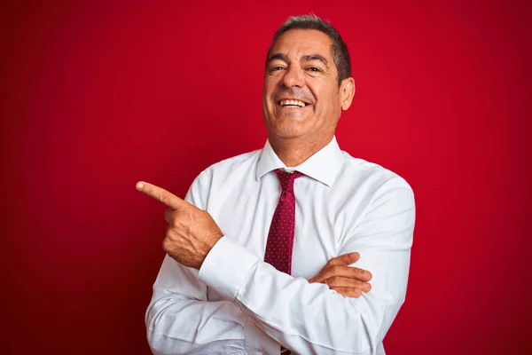 Hombre Negocios Guapo Mediana Edad Pie Sobre Fondo Rojo Aislado —  Fotos de Stock