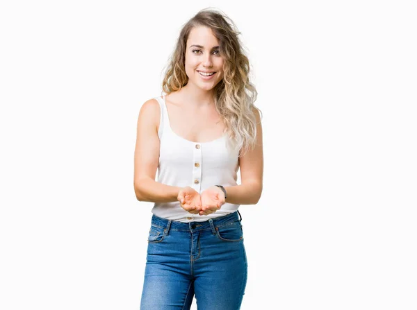 Hermosa Joven Rubia Sobre Fondo Aislado Sonriendo Con Las Manos — Foto de Stock