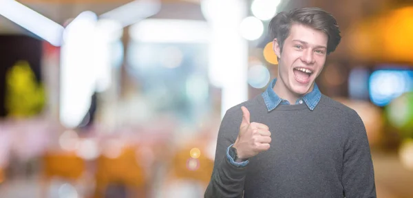 Jovem Bonito Homem Elegante Sobre Fundo Isolado Fazendo Polegares Felizes — Fotografia de Stock