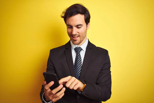 Jonge Knappe Zakenman Met Behulp Van Smartphone Staande Geïsoleerde Gele — Stockfoto