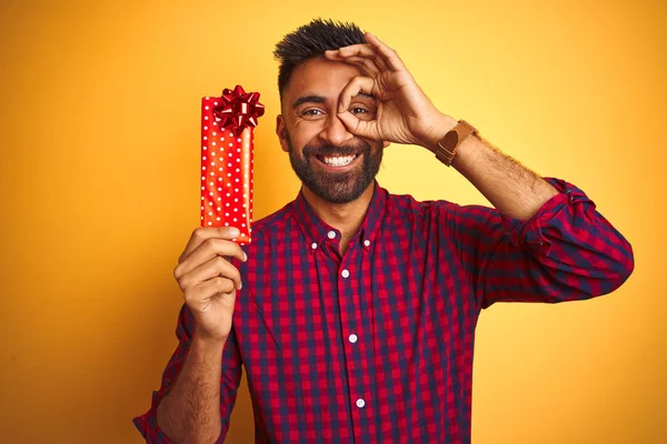 Arabisk Indisk Spansktalande Man Holding Valentine Gåva Stående Över Isolerad — Stockfoto