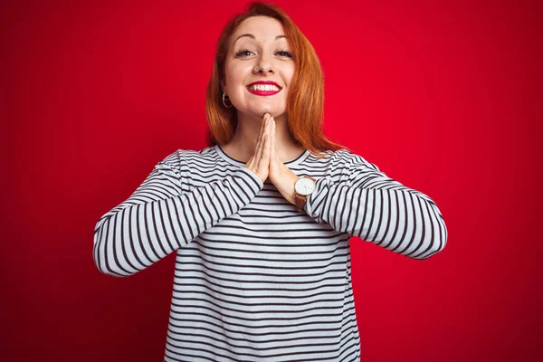 Mulher Ruiva Jovem Vestindo Tiras Camisa Marinha Sobre Fundo Isolado — Fotografia de Stock