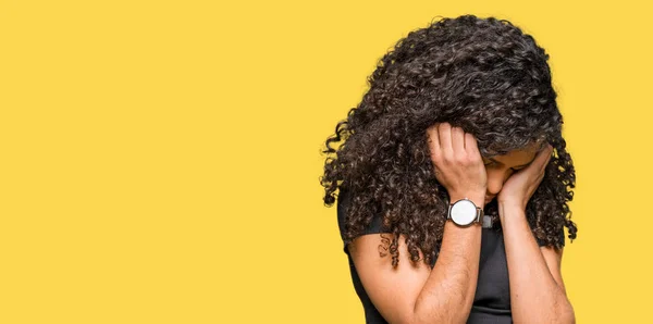 Mulher Bonita Nova Com Cabelo Encaracolado Com Expressão Triste Cobrindo — Fotografia de Stock