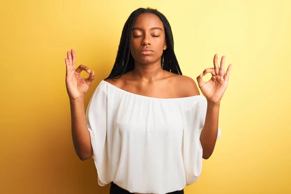 Mujer Afroamericana Joven Vistiendo Camiseta Blanca Pie Sobre Fondo Amarillo — Foto de Stock