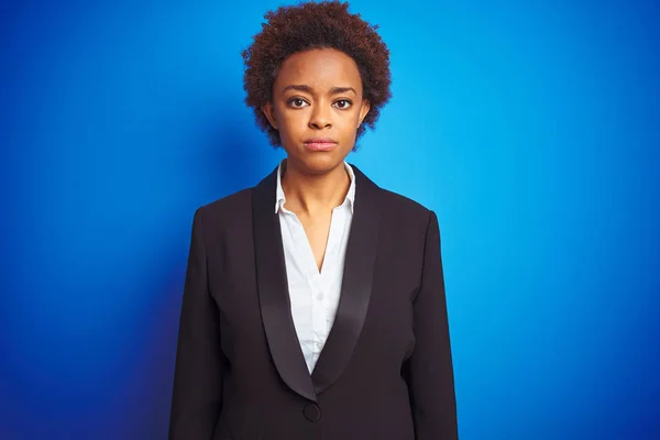 Femme Affaires Afro Américaine Sur Fond Bleu Isolé Avec Une — Photo