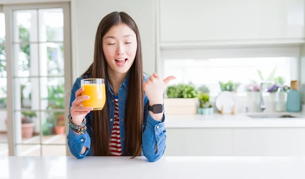 Vacker Asiatisk Kvinna Dricker Ett Glas Färsk Apelsinjuice Pekar Och — Stockfoto