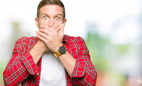 Yakışıklı adam rahat gömlek ağız hata için elleriyle kapsayan şok. Gizli kavramı.