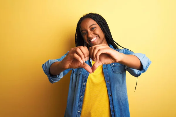 Mladá Africká Američanka Džínové Košili Stojící Nad Izolovaným Žlutým Pozadím — Stock fotografie
