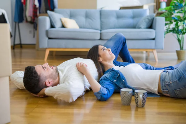 Junges Schönes Paar Auf Dem Boden Des Neuen Hauses Liegend — Stockfoto