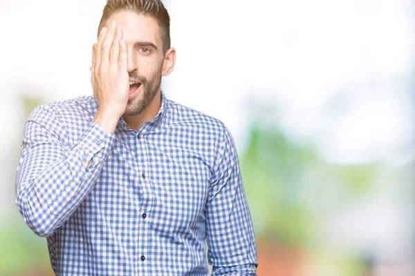 Joven Hombre Guapo Sobre Fondo Aislado Cubriendo Ojo Con Mano —  Fotos de Stock