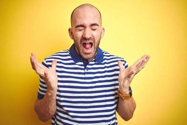 Ung Skallig Man Med Skägg Bär Casual Randig Blå Shirt — Stockfoto