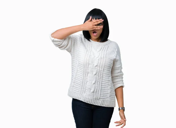 Hermosa Mujer Afroamericana Joven Con Gafas Sobre Fondo Aislado Asomándose — Foto de Stock