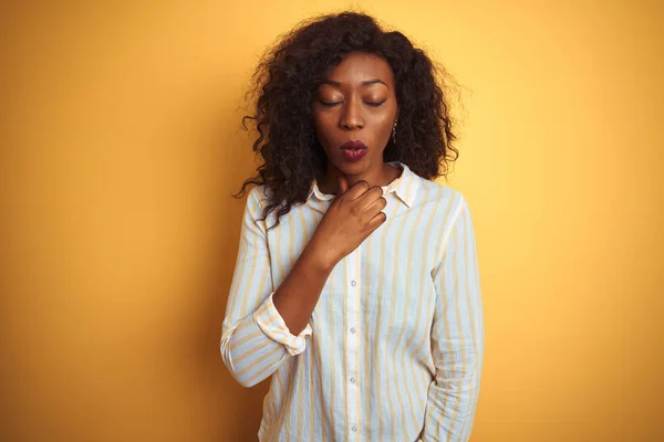 穿着条纹衬衫的非洲裔美国妇女站在孤立的黄色背景上 感觉身体不适和咳嗽是感冒或支气管炎的症状 医疗保健理念 — 图库照片