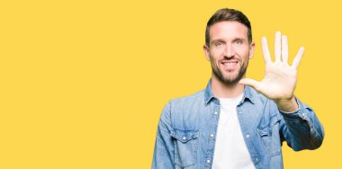 Sakal üzerinde gösterilen ve parmakları ile işaret denim ceket ve mavi gözlü yakışıklı adamla beş kendinden emin ve mutlu gülümseyerek iken numara.