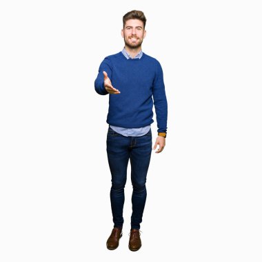 Genç yakışıklı bussines tebrik ve davet edici olarak gülümseyen dostu sunan karşılıklı dostum. Başarılı iş.