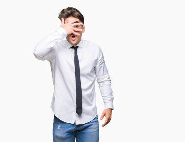 Yüz ve gözler el ile kapsayan şok izole arka plan bakmak üzerinde gözlük takan genç iş adamı mahcup ifadeyle parmaklarımın arasından arıyorsunuz.