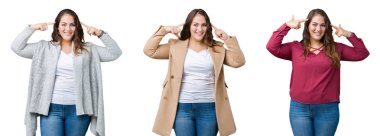 İzole arka plan üzerinde güzel artı boyutu kadın kolaj her iki el parmak, harika bir fikir veya düşünce, iyi bellek ile kafa işaret gülümseyen